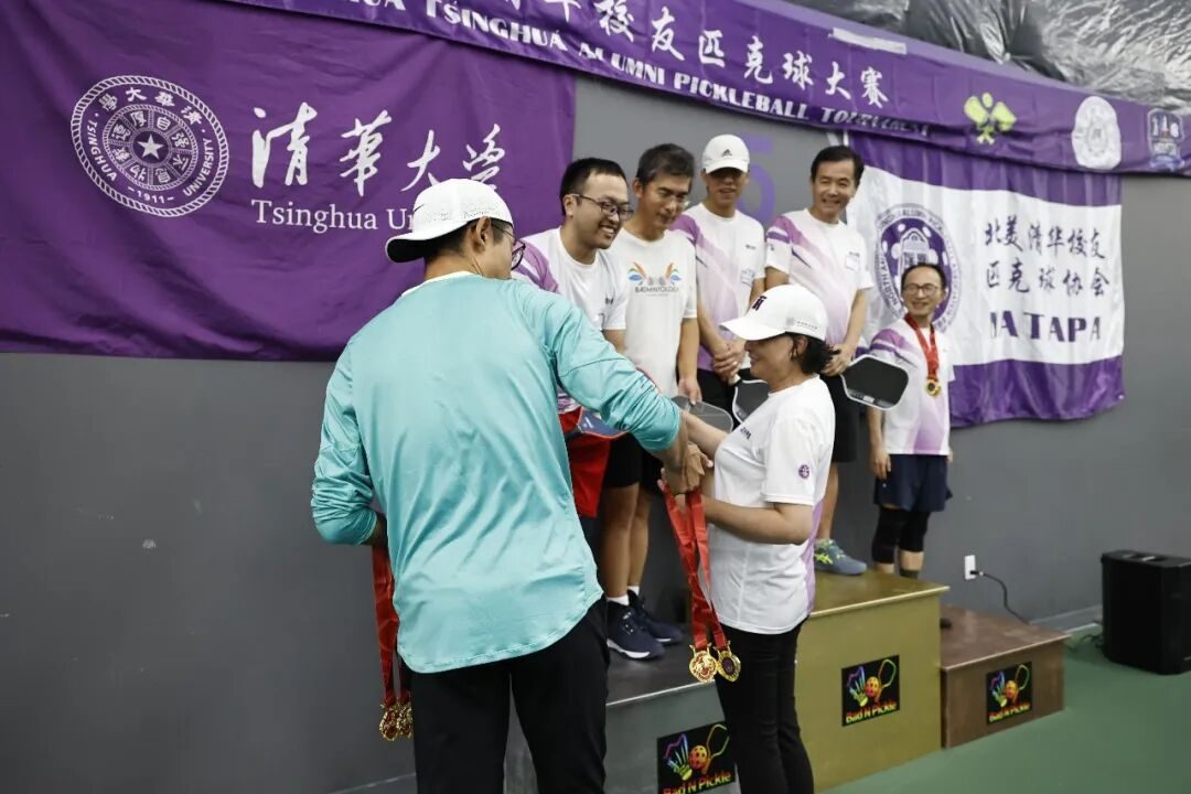赞助商王蕴刚和伦肇菁给男双挑战组颁奖